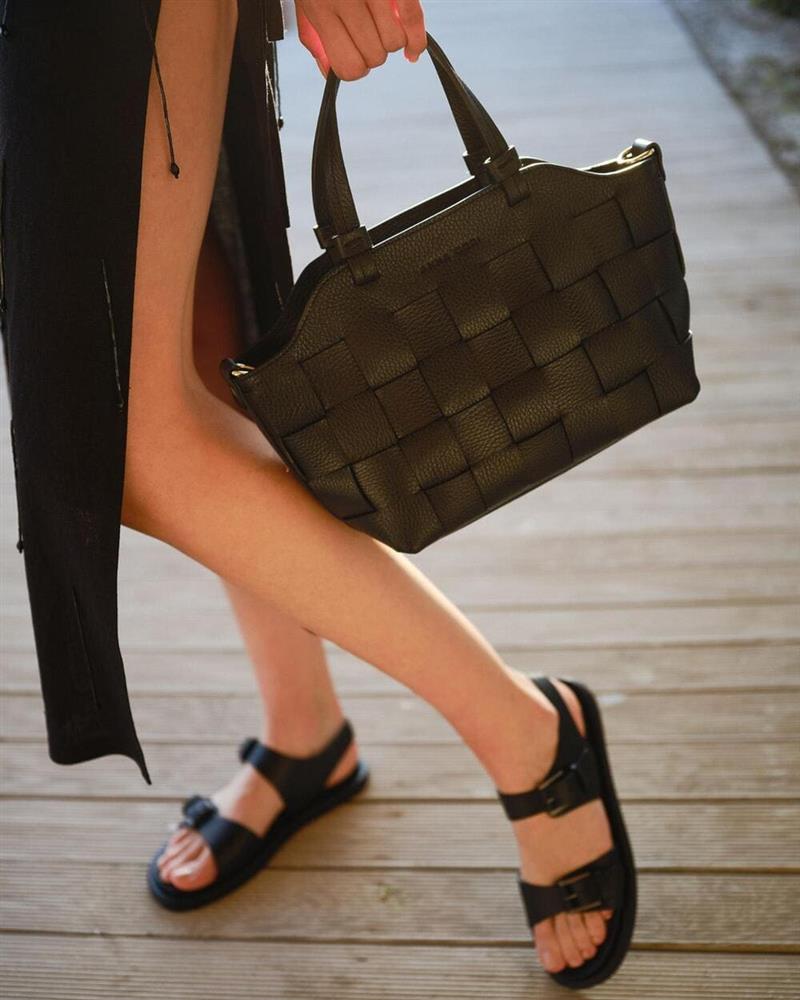 fata in fusa cu geanta si sandale negre